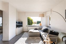 Van de eerste ochtendzon tot de laatste avondstralen. Hier draait het leven mee met het licht.

In Wortegem-Petegem ligt deze woning uit 1960, die t...
