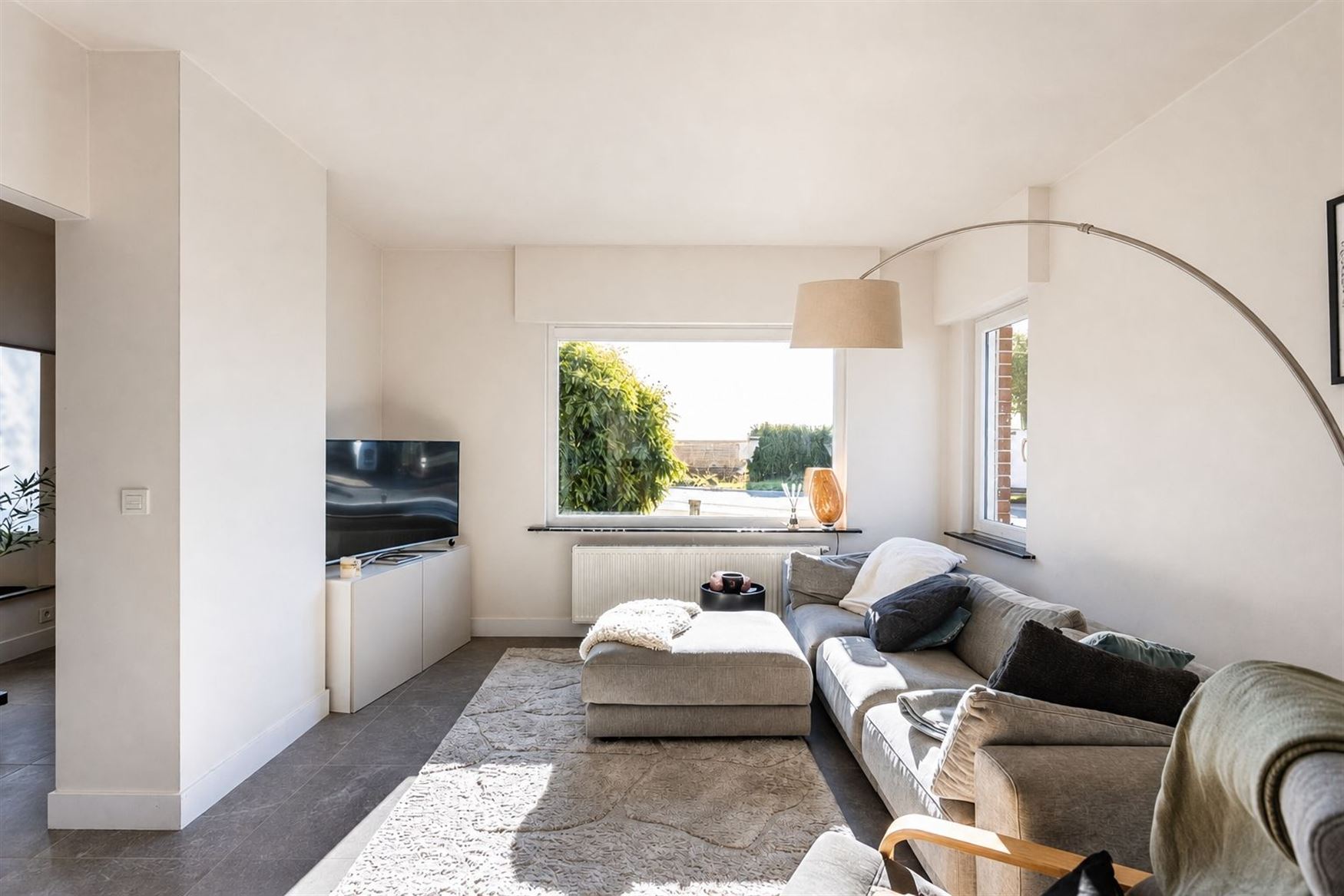 Van de eerste ochtendzon tot de laatste avondstralen. Hier draait het leven mee met het licht.

In Wortegem-Petegem ligt deze woning uit 1960, die t...
