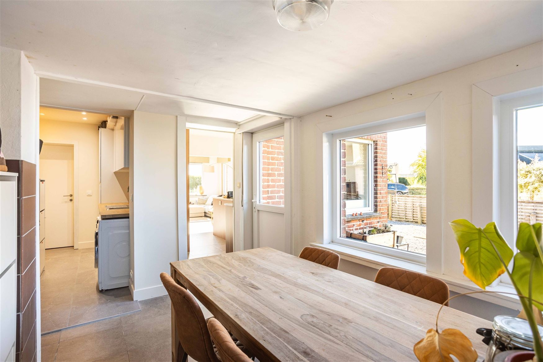 Van de eerste ochtendzon tot de laatste avondstralen. Hier draait het leven mee met het licht.

In Wortegem-Petegem ligt deze woning uit 1960, die t...