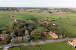 Sommige kansen komen maar één keer voorbij. En dit zou weleens zo’n kans kunnen zijn.

In het landelijke Hoetsel in Zomergem wacht een domein da...