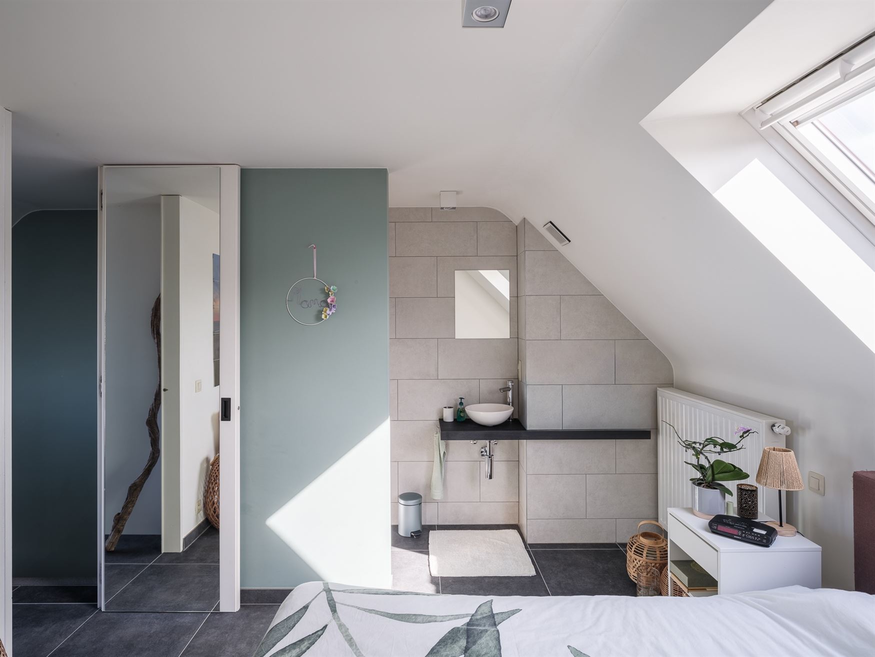 Twee verdiepingen. Twee balkons. En alle comfort van hedendaags wonen.

In het charmante Balegem bevindt zich dit appartement van 92,2 m², gelegen ...