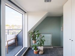 Twee verdiepingen. Twee balkons. En alle comfort van hedendaags wonen.

In het charmante Balegem bevindt zich dit appartement van 92,2 m², gelegen ...