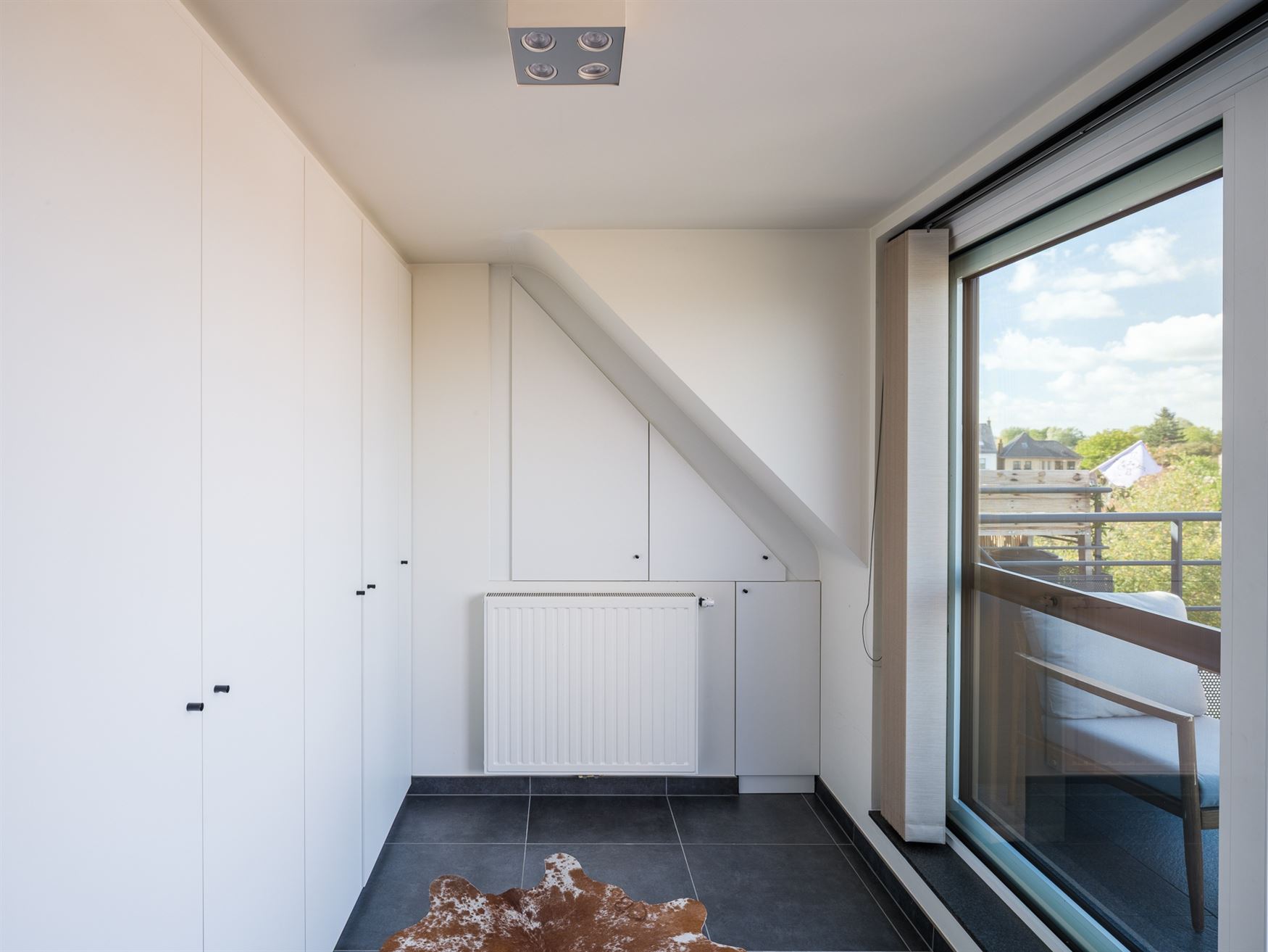 Twee verdiepingen. Twee balkons. En alle comfort van hedendaags wonen.

In het charmante Balegem bevindt zich dit appartement van 92,2 m², gelegen ...