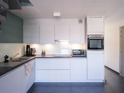 Twee verdiepingen. Twee balkons. En alle comfort van hedendaags wonen.

In het charmante Balegem bevindt zich dit appartement van 92,2 m², gelegen ...