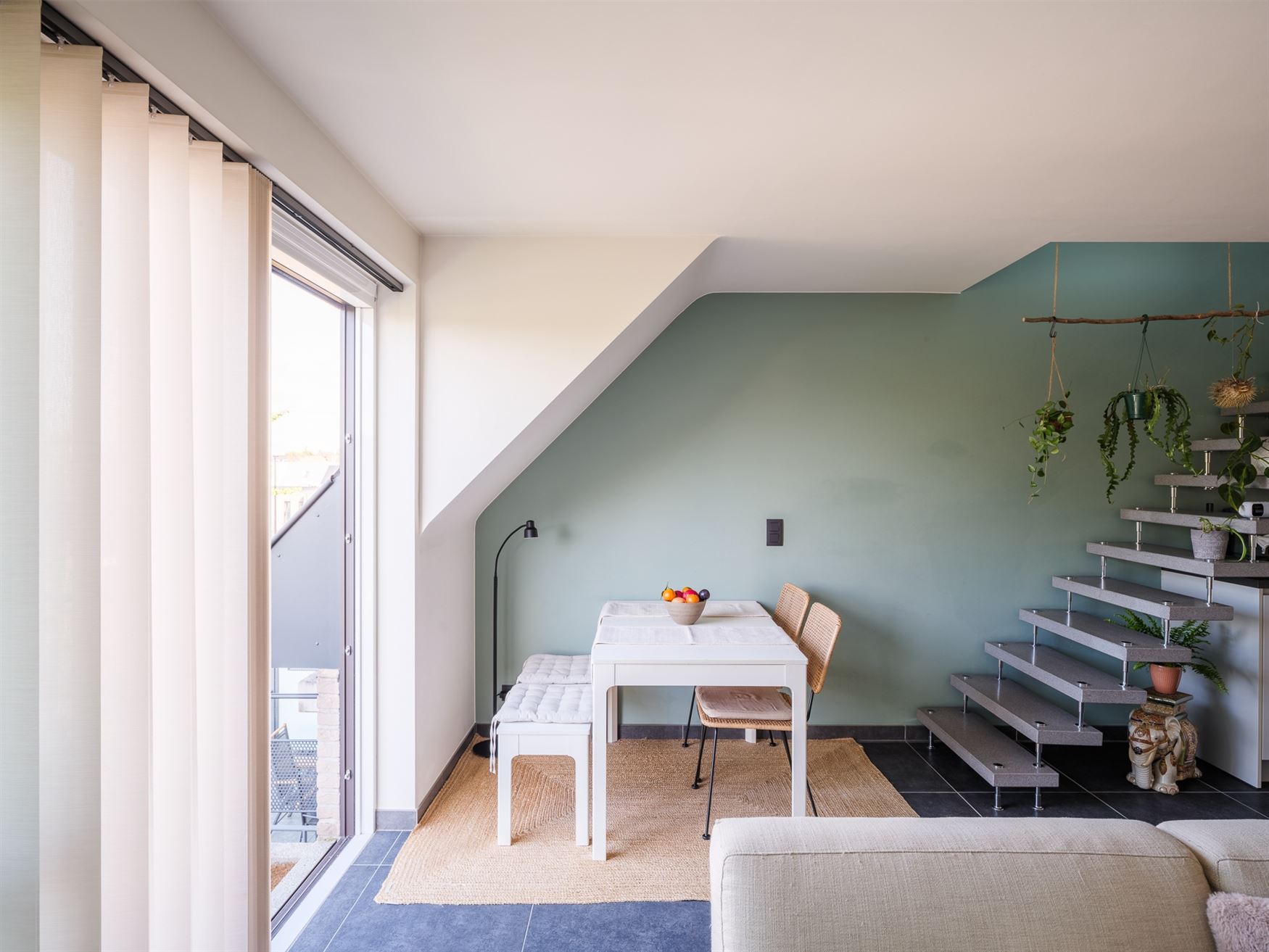 Twee verdiepingen. Twee balkons. En alle comfort van hedendaags wonen.

In het charmante Balegem bevindt zich dit appartement van 92,2 m², gelegen ...