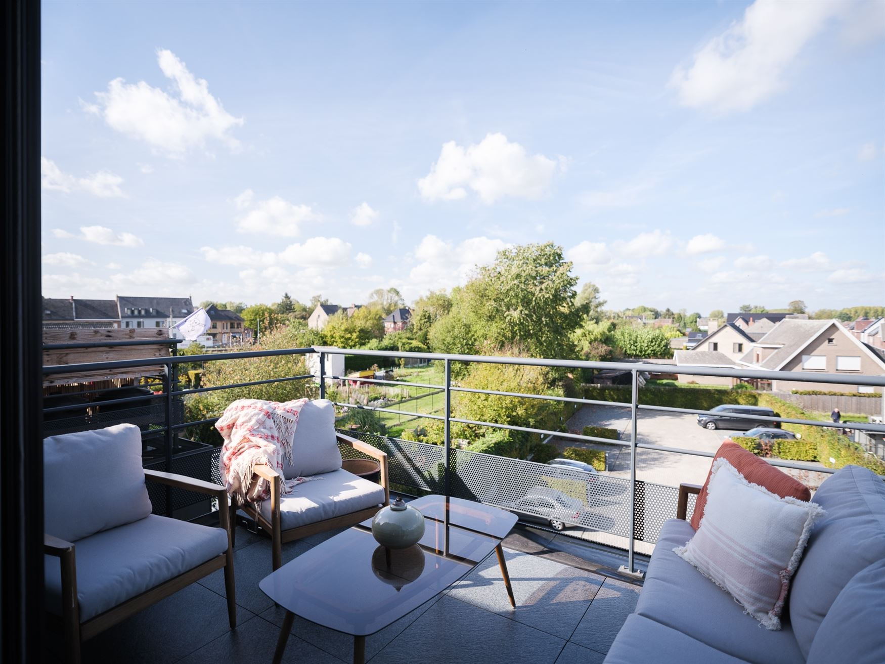 Twee verdiepingen. Twee balkons. En alle comfort van hedendaags wonen.

In het charmante Balegem bevindt zich dit appartement van 92,2 m², gelegen ...