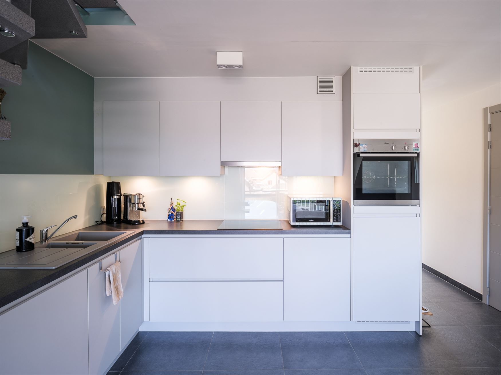 Twee verdiepingen. Twee balkons. En alle comfort van hedendaags wonen.

In het charmante Balegem bevindt zich dit appartement van 92,2 m², gelegen ...