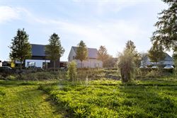 Een huis waar je nooit plaats tekortkomt. Waar het licht de hele dag binnenvalt. En waar het gezinsleven alle ruimte krijgt.

In een rustige, doodlo...