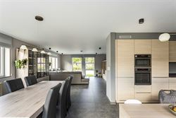 Een huis waar je nooit plaats tekortkomt. Waar het licht de hele dag binnenvalt. En waar het gezinsleven alle ruimte krijgt.

In een rustige, doodlo...