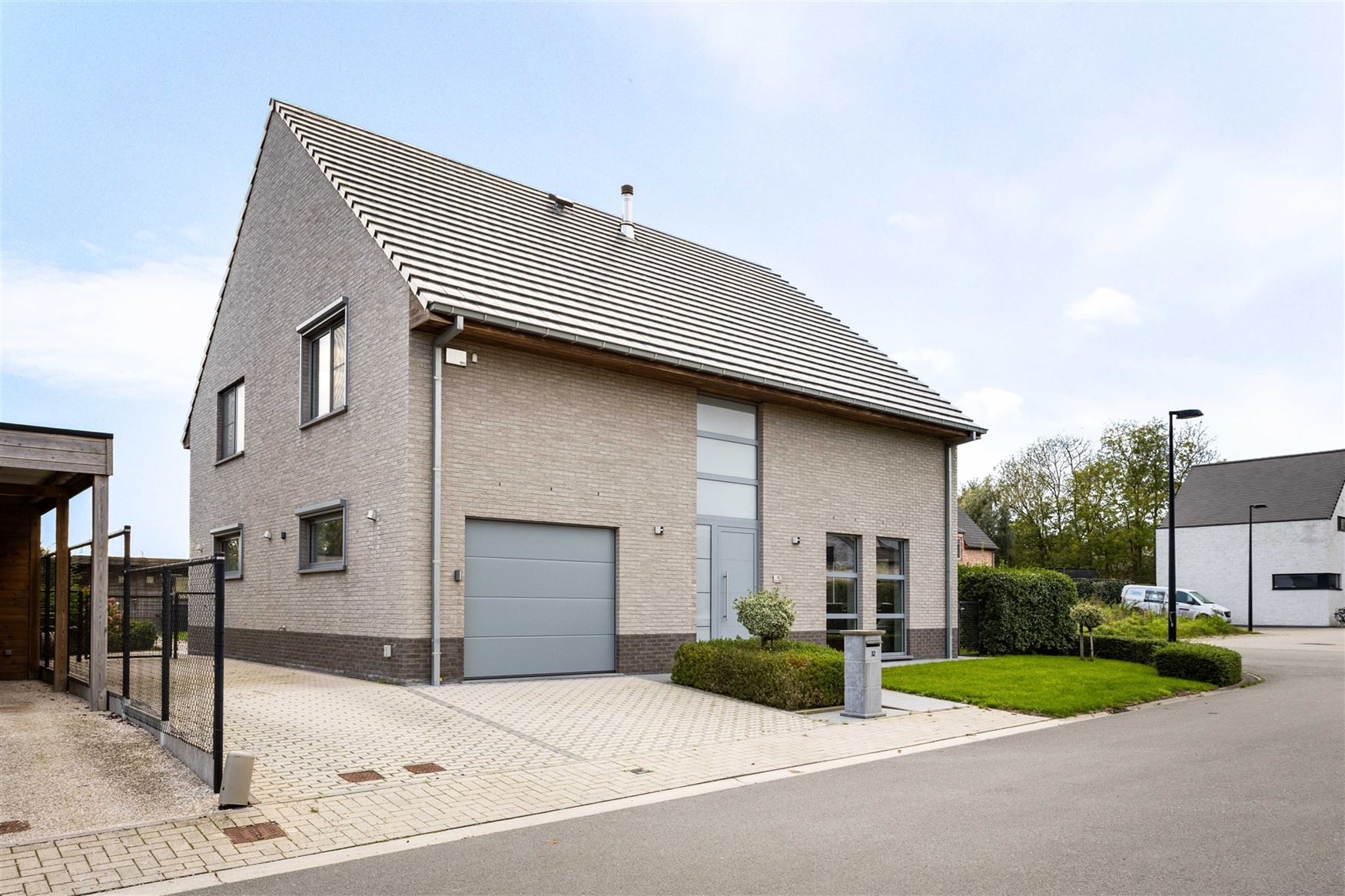 Een huis waar je nooit plaats tekortkomt. Waar het licht de hele dag binnenvalt. En waar het gezinsleven alle ruimte krijgt.

In een rustige, doodlo...