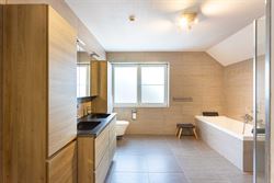 Een huis waar je nooit plaats tekortkomt. Waar het licht de hele dag binnenvalt. En waar het gezinsleven alle ruimte krijgt.

In een rustige, doodlo...