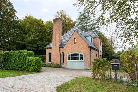 Een huis met een uitgesproken persoonlijkheid. Een ligging die minstens evenveel indruk maakt. Sommige combinaties kom je zelden tegen.

In de Ernes...