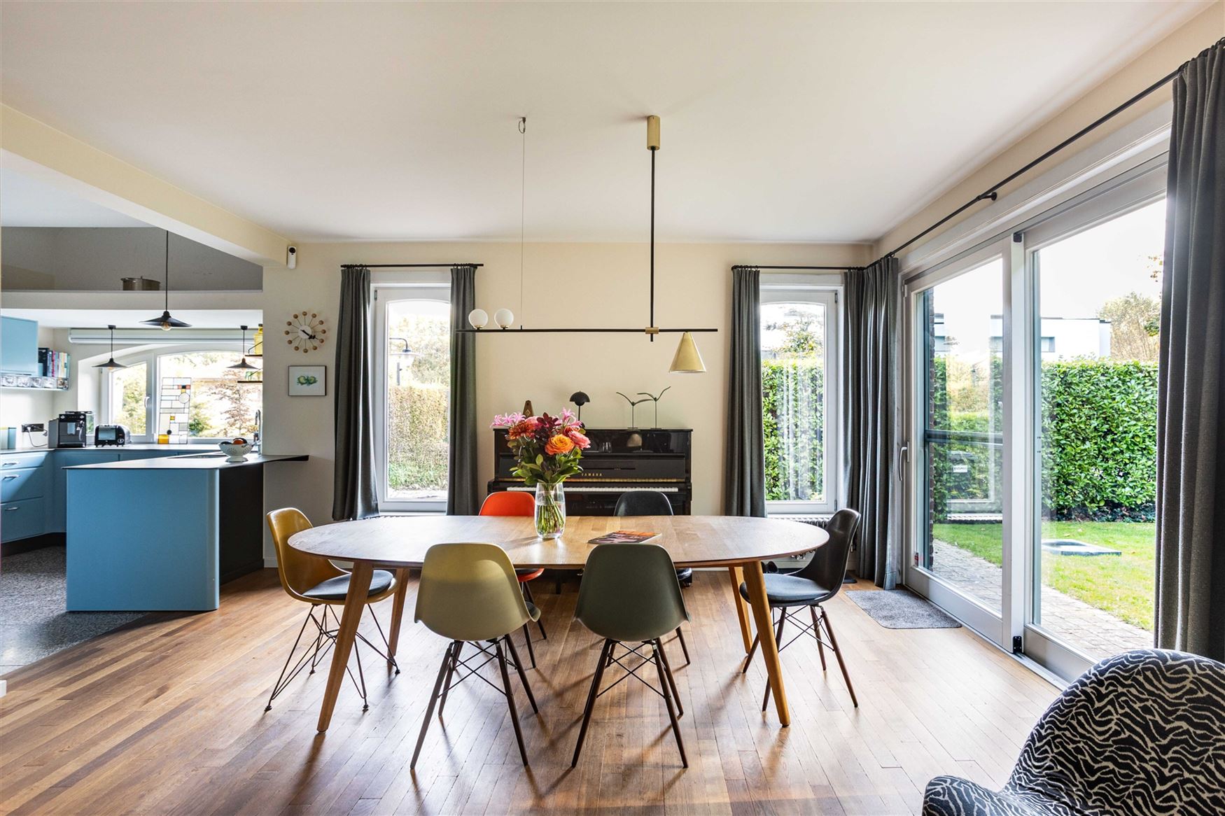 Een huis met een uitgesproken persoonlijkheid. Een ligging die minstens evenveel indruk maakt. Sommige combinaties kom je zelden tegen.

In de Ernes...