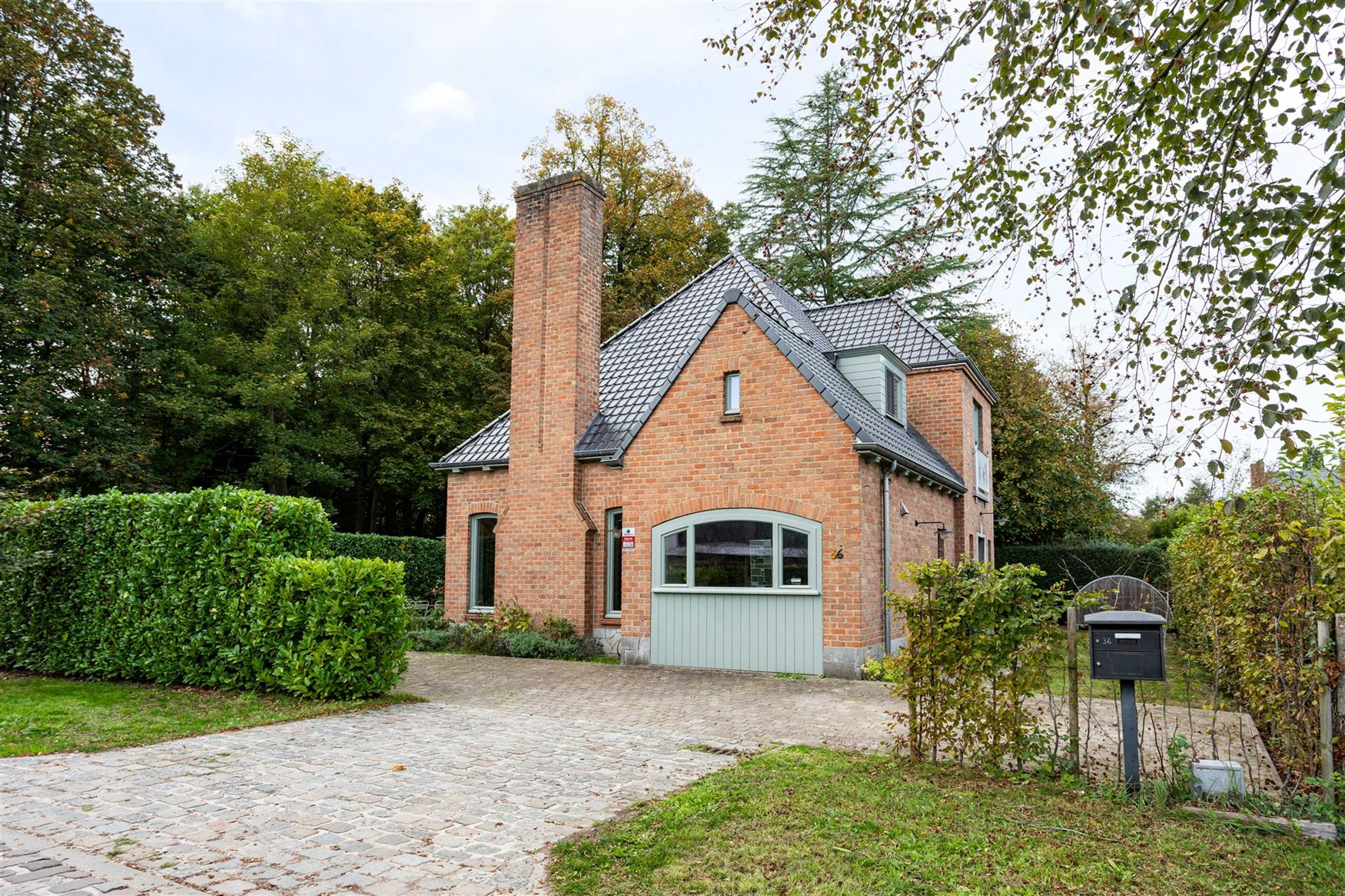 Een huis met een uitgesproken persoonlijkheid. Een ligging die minstens evenveel indruk maakt. Sommige combinaties kom je zelden tegen.

In de Ernes...