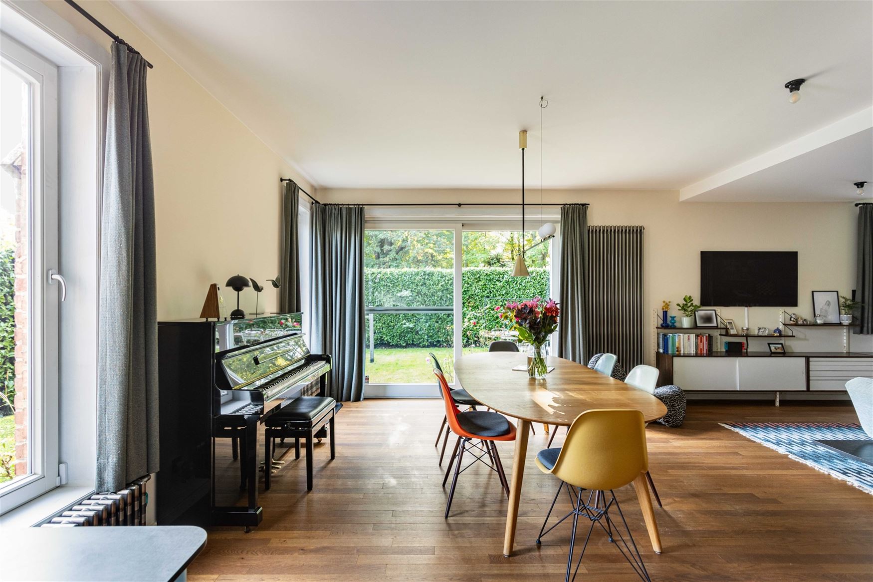Een huis met een uitgesproken persoonlijkheid. Een ligging die minstens evenveel indruk maakt. Sommige combinaties kom je zelden tegen.

In de Ernes...