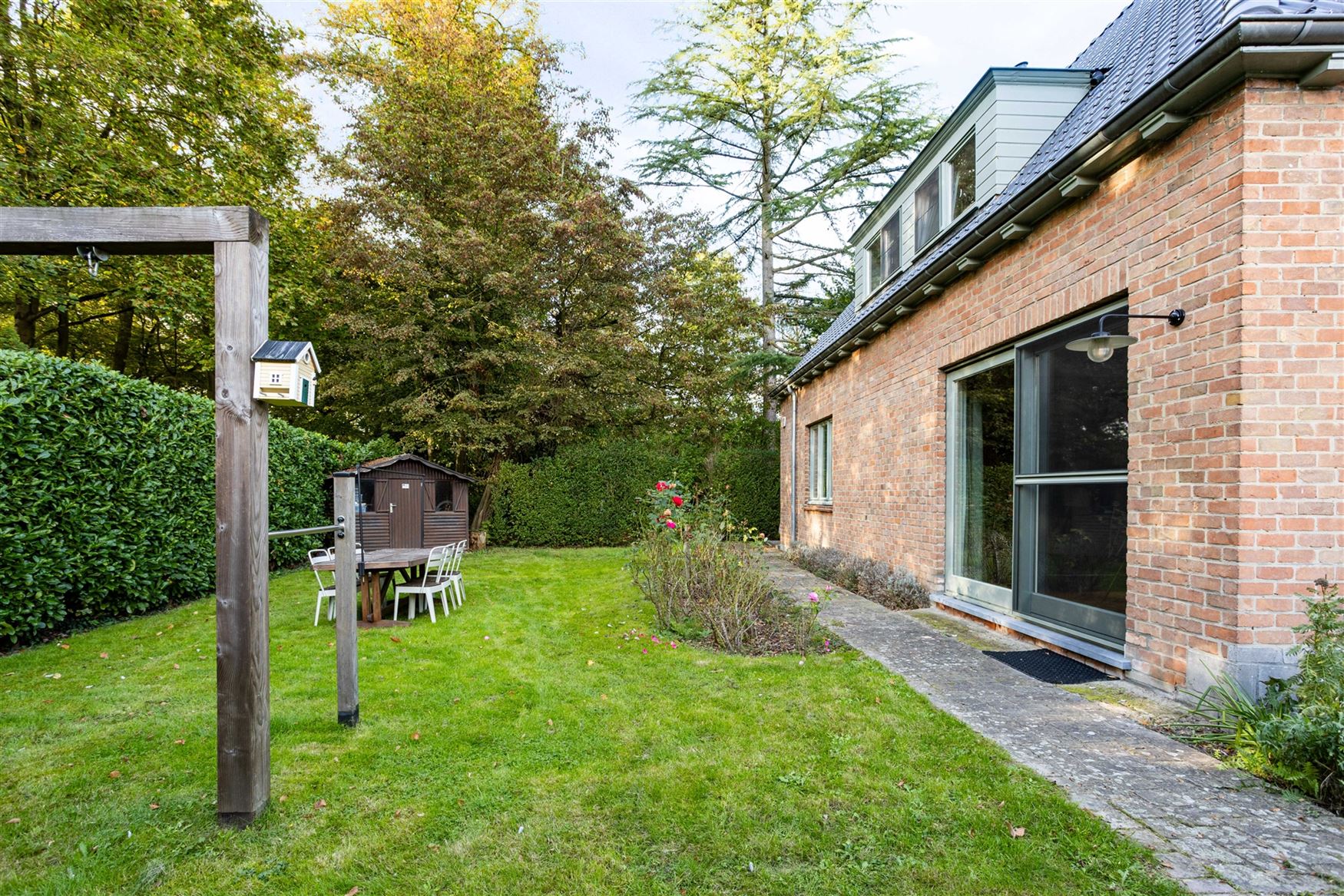 Een huis met een uitgesproken persoonlijkheid. Een ligging die minstens evenveel indruk maakt. Sommige combinaties kom je zelden tegen.

In de Ernes...