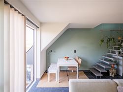 Twee verdiepingen. Twee balkons. En alle comfort van hedendaags wonen.

In het charmante Balegem bevindt zich dit appartement van 92,2 m², gelegen ...