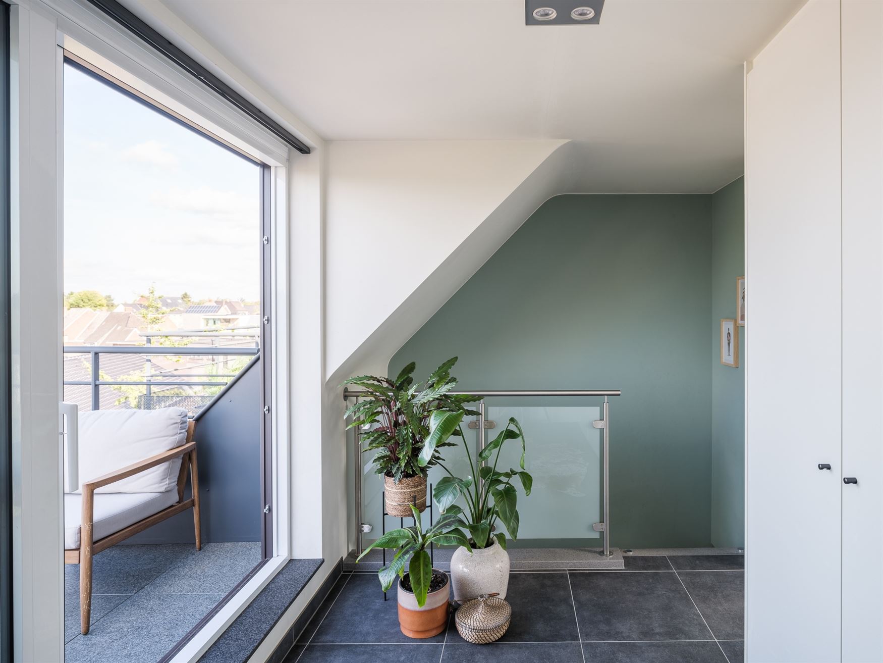 Twee verdiepingen. Twee balkons. En alle comfort van hedendaags wonen.

In het charmante Balegem bevindt zich dit appartement van 92,2 m², gelegen ...