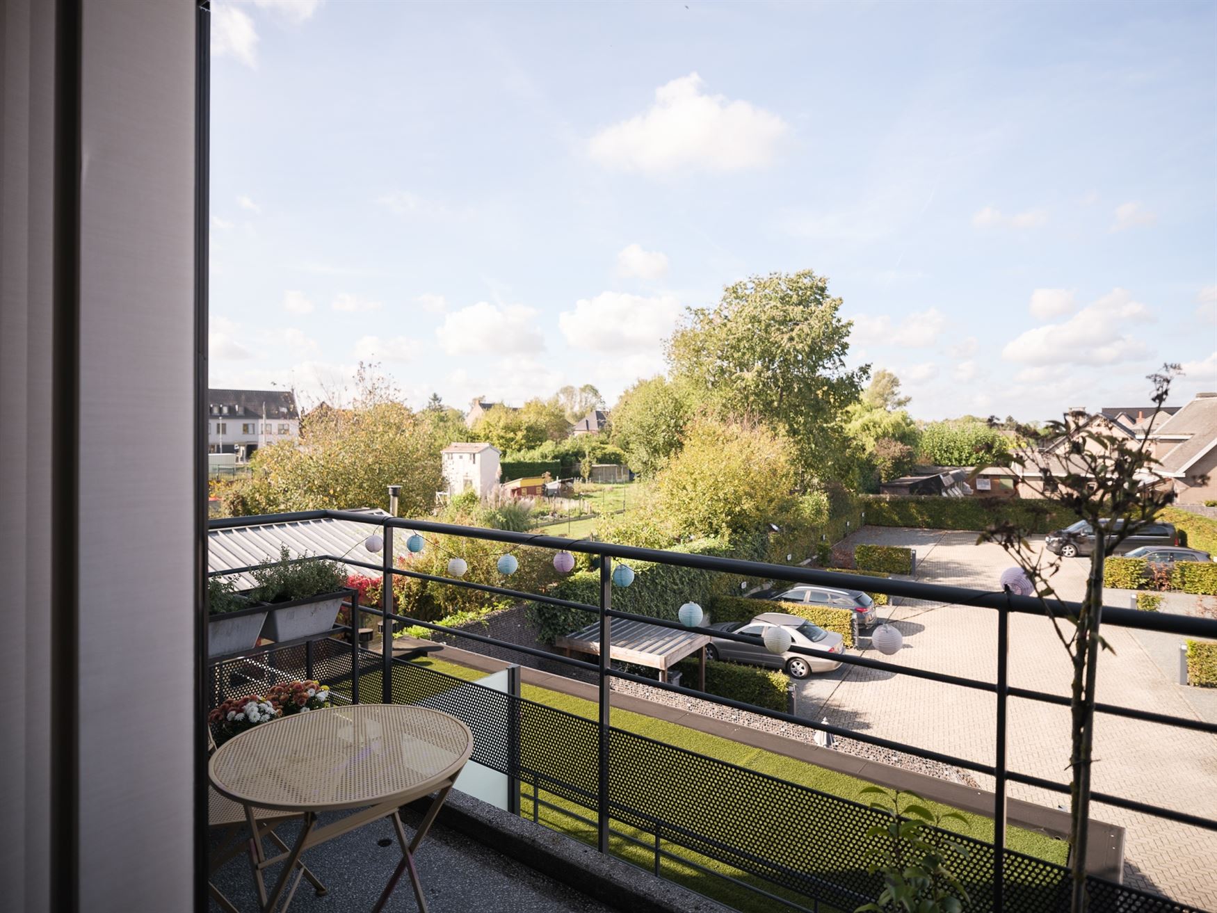 Twee verdiepingen. Twee balkons. En alle comfort van hedendaags wonen.

In het charmante Balegem bevindt zich dit appartement van 92,2 m², gelegen ...