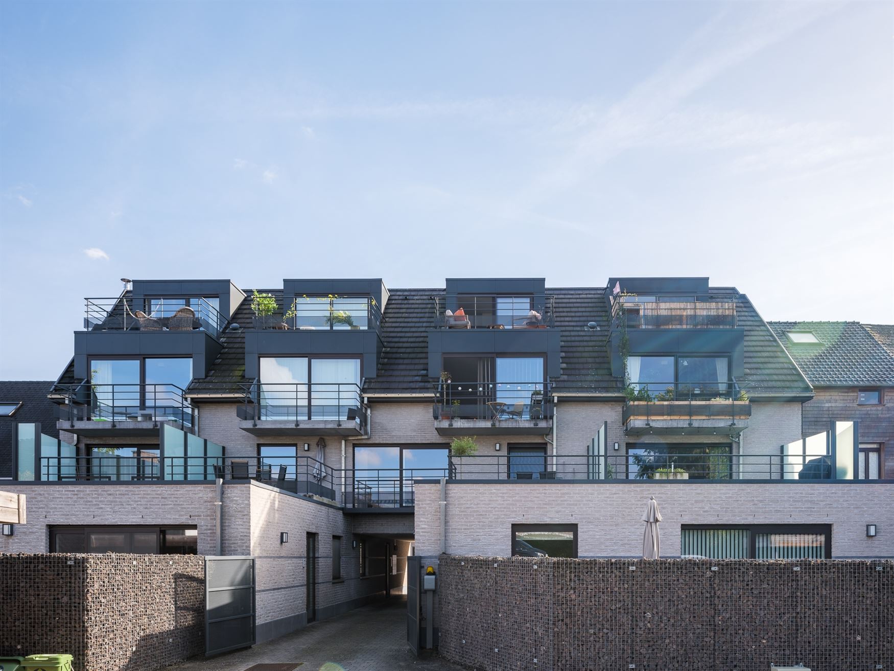 Twee verdiepingen. Twee balkons. En alle comfort van hedendaags wonen.

In het charmante Balegem bevindt zich dit appartement van 92,2 m², gelegen ...