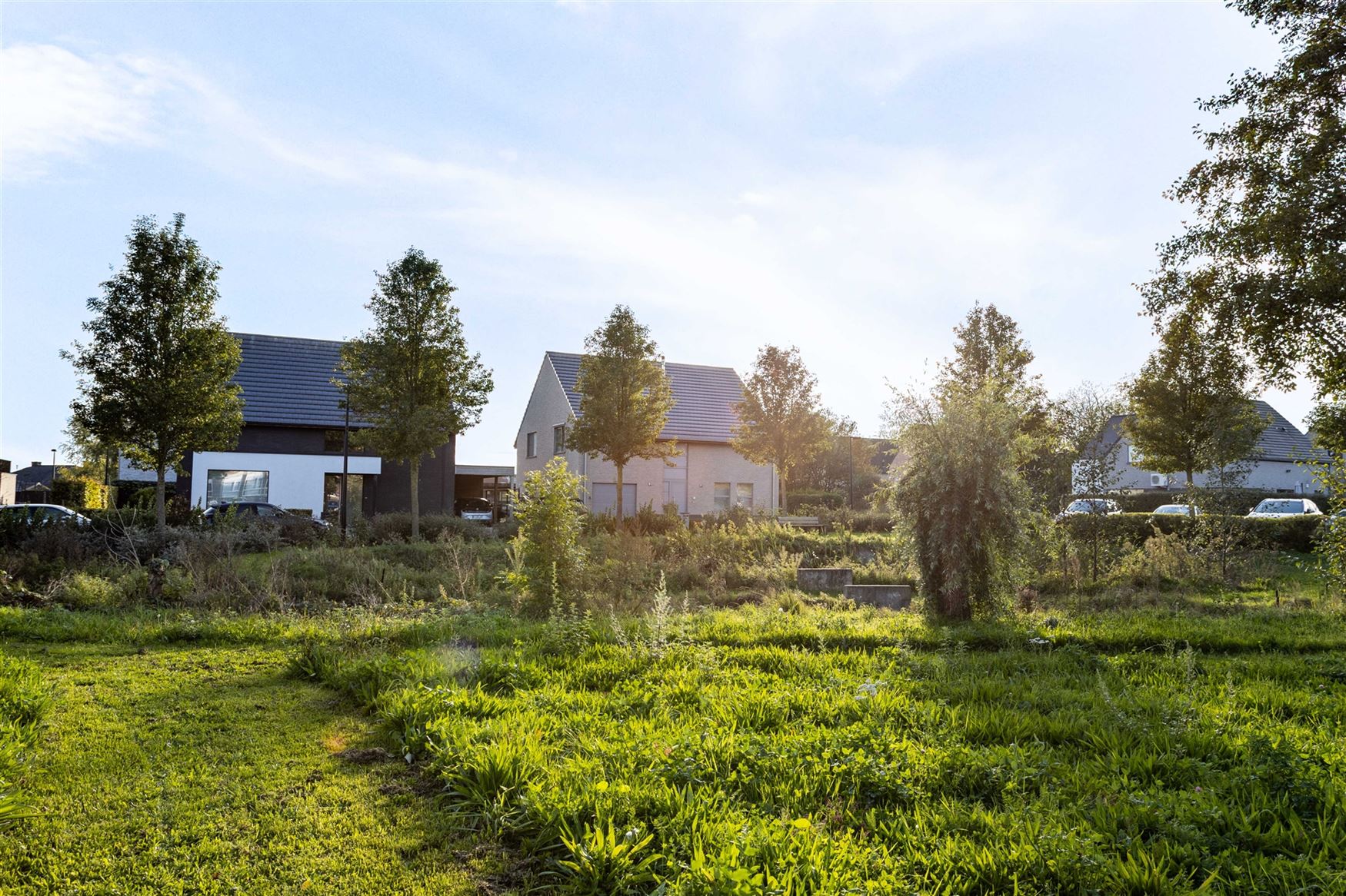 Een huis waar je nooit plaats tekortkomt. Waar het licht de hele dag binnenvalt. En waar het gezinsleven alle ruimte krijgt.

In een rustige, doodlo...