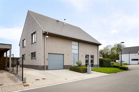 Een huis waar je nooit plaats tekortkomt. Waar het licht de hele dag binnenvalt. En waar het gezinsleven alle ruimte krijgt.

In een rustige, doodlo...