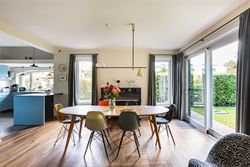 Een huis met een uitgesproken persoonlijkheid. Een ligging die minstens evenveel indruk maakt. Sommige combinaties kom je zelden tegen.

In de Ernes...