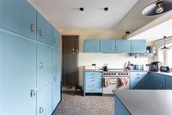 Een huis met een uitgesproken persoonlijkheid. Een ligging die minstens evenveel indruk maakt. Sommige combinaties kom je zelden tegen.

In de Ernes...