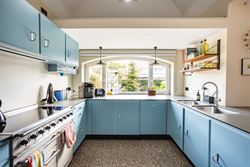 Een huis met een uitgesproken persoonlijkheid. Een ligging die minstens evenveel indruk maakt. Sommige combinaties kom je zelden tegen.

In de Ernes...