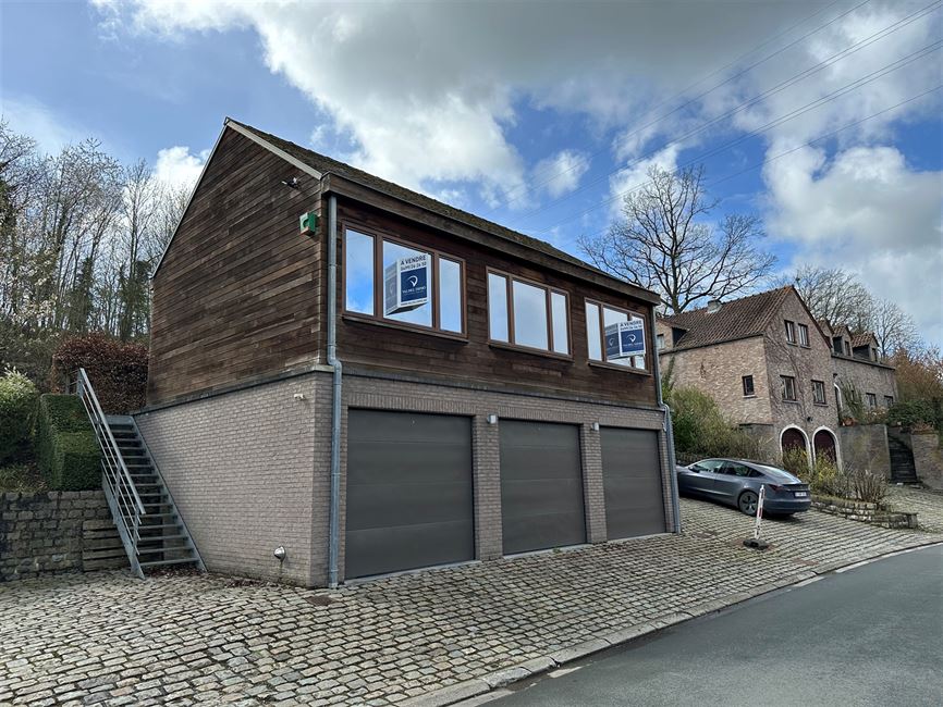 Magnifique bureaux + 1 Garage !