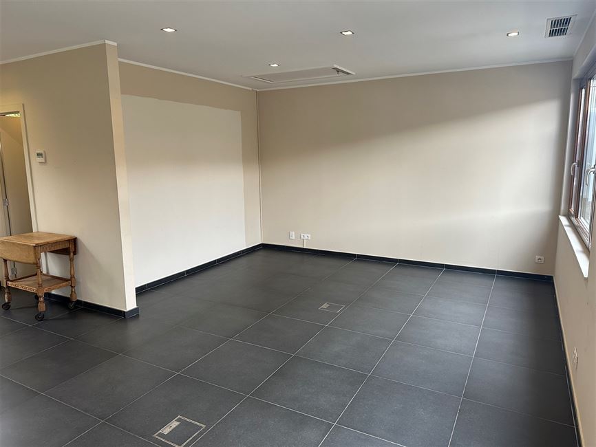 Magnifique bureaux + 1 Garage !