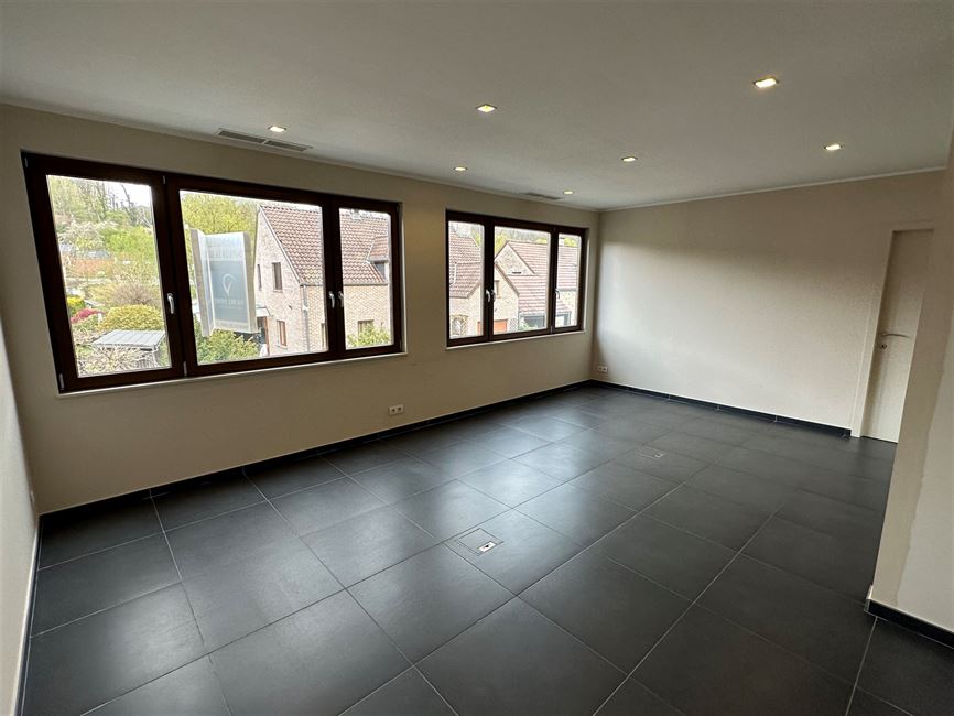 Magnifique bureaux + 1 Garage !