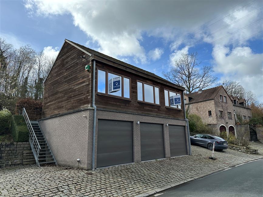 Magnifique bureaux + 1 Garage !