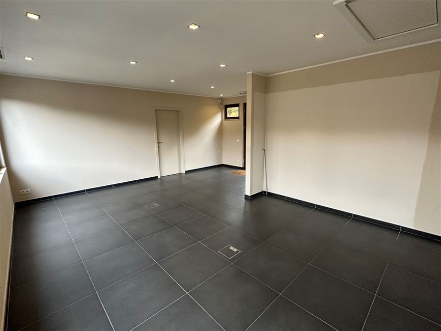 Magnifique bureaux + 1 Garage !