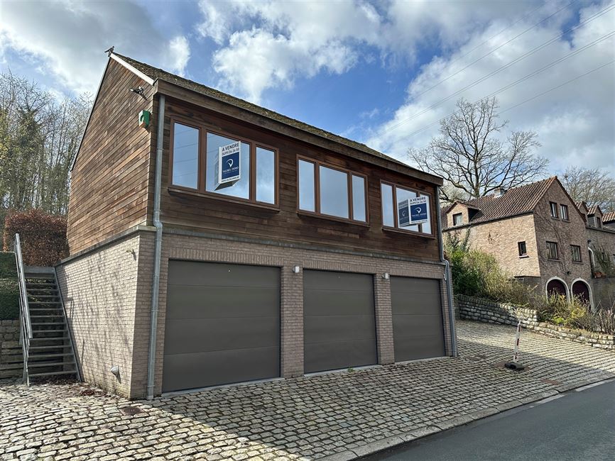 Magnifique bureaux + 1 Garage !