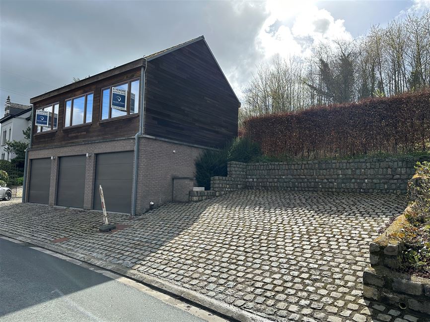 Magnifique bureaux + 1 Garage !