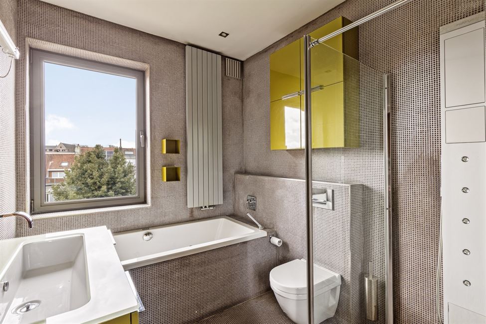 Maison 2ch + poss 2 ch ou prof lib. - jardin - gar.