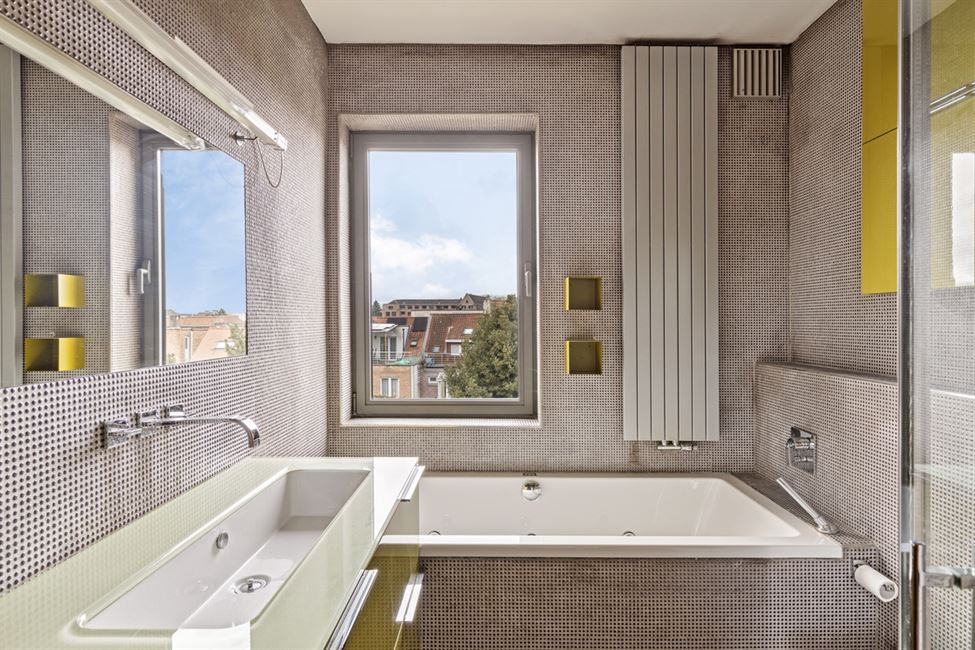 Maison 2ch + poss 2 ch ou prof lib. - jardin - gar.