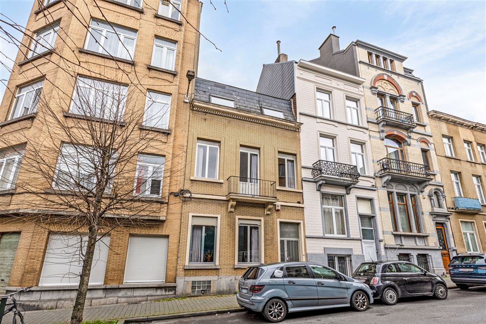 OPTION: Maison 5CH avec jardinet S/O -  à rénover