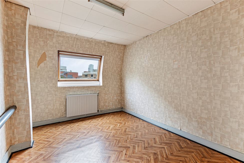 OPTION: Maison 5CH avec jardinet S/O -  à rénover