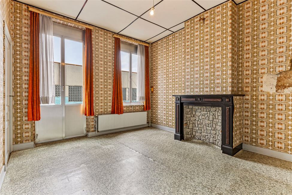 OPTION: Maison 5CH avec jardinet S/O -  à rénover