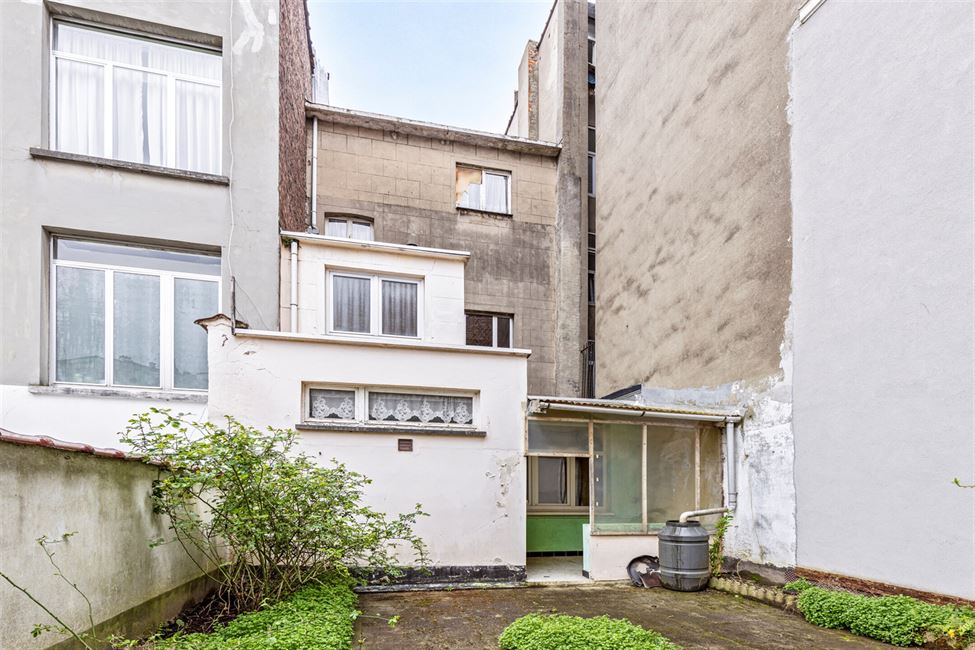 OPTION: Maison 5CH avec jardinet S/O -  à rénover