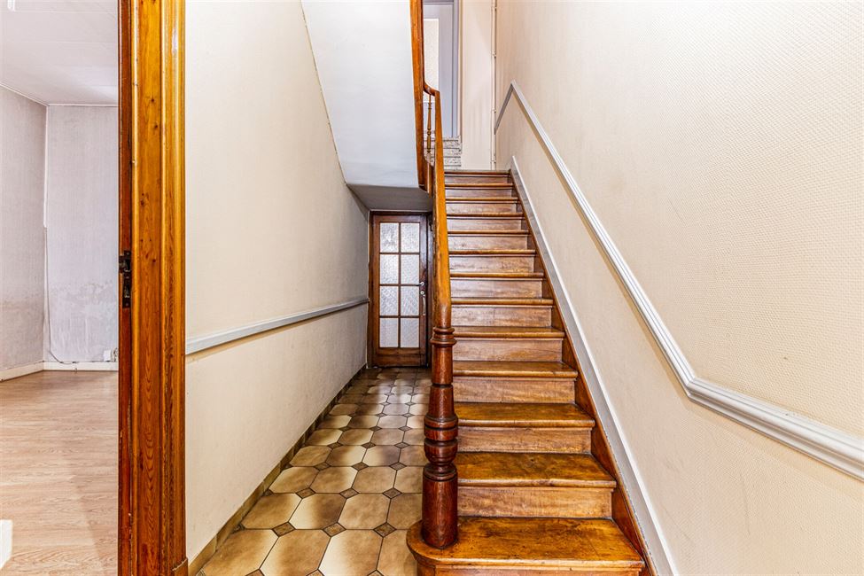 OPTION: Maison 5CH avec jardinet S/O -  à rénover