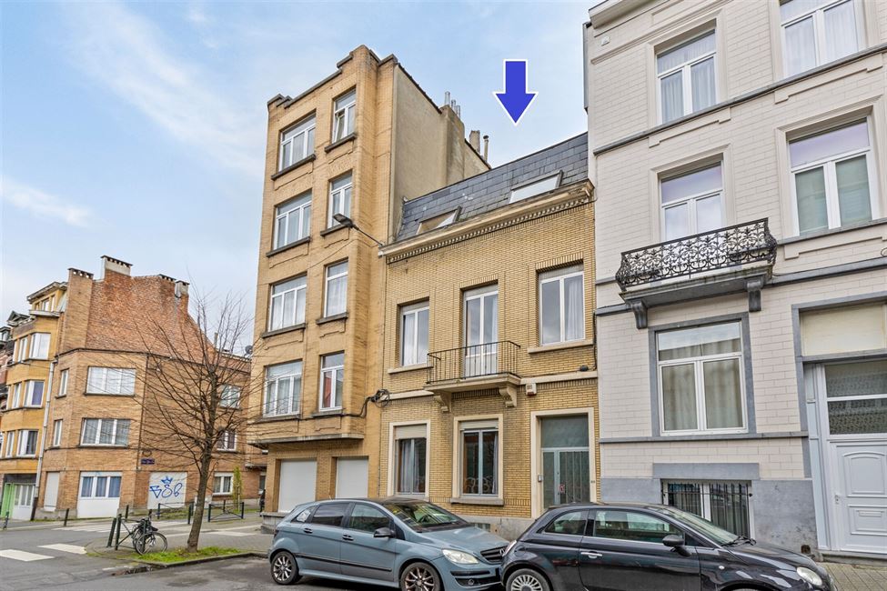 OPTION: Maison 5CH avec jardinet S/O -  à rénover