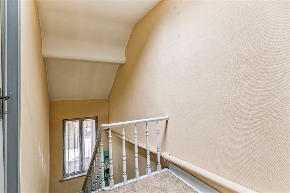 OPTION: Maison 5CH avec jardinet S/O -  à rénover
