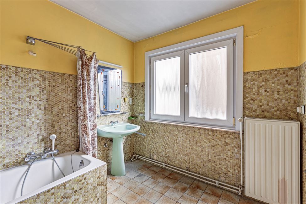 OPTION: Maison 5CH avec jardinet S/O -  à rénover
