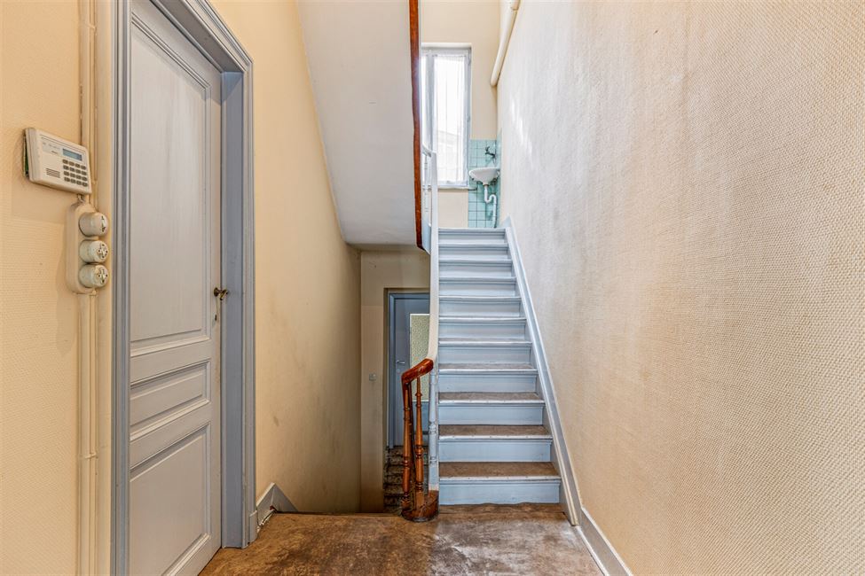 OPTION: Maison 5CH avec jardinet S/O -  à rénover