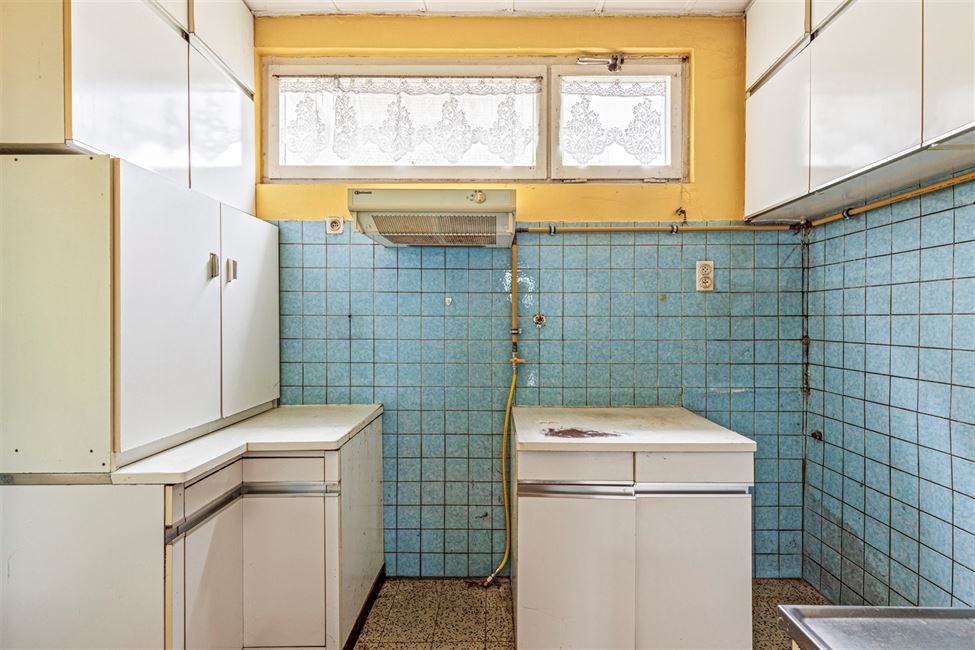 OPTION: Maison 5CH avec jardinet S/O -  à rénover