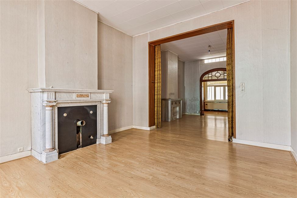 OPTION: Maison 5CH avec jardinet S/O -  à rénover