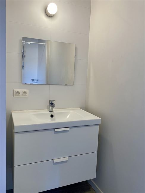 TROP TARD! LOUé! BEL APPARTEMENT 1CH QUASI NEUF! 